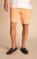 Short tipo bermuda de lino orgánico en color naranja, con cierre frontal, bolsillos laterales y traseros, y diseño de calce relajado.