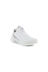 Championes de golf Ecco modelo W Golf Biom H4, color blanco con detalles plateados y suela blanca. Presentan un sistema de ajuste BOA Fit System Li2 en la lengüeta y refuerzos laterales plateados.