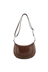 Cartera tipo bandolera de color negro con diseño de media luna, decorada con tachas metálicas plateadas en el borde frontal y correa ajustable.