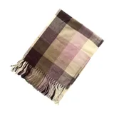 Bufanda rectangular de tejido afelpado con diseño de cuadros en tonos rosado, gris y beige. Presenta terminaciones con flecos en los extremos.