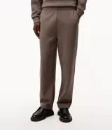 Pantalón masculino confeccionado en tejido de punto pesado con acabado liso, de corte recto y cintura elástica. Cuenta con bolsillos laterales funcionales.