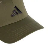 Gorro tipo béisbol de color verde militar, confeccionado en algodón, con visera curva y cierre ajustable trasero. Presenta el logo de las tres barras de Adidas bordado en color negro en el frente.