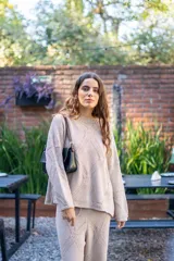 Sweater tejido con diseño de rombos geométricos en relieve, de cuello redondo y manga larga con silueta amplia.