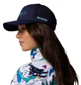 Gorra azul marino tipo trucker con red en la parte trasera, visera curva y estampa frontal de Mickey's Outdoor Club en colores turquesa, amarillo y rosado, en colaboración con Columbia y Disney.