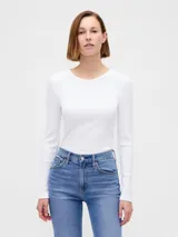 Remera de manga larga con cuello redondo, confeccionada en tejido acanalado de ajuste entallado.