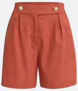 Short negro de lino de tiro alto con cierre frontal con botón.