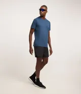 Remera deportiva de hombre en color rojo oscuro, con mangas cortas, cuello redondo y detalle de líneas negras en la manga. Confeccionada en poliéster con tecnología dry fit.