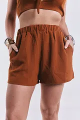 Short color marrón con cintura elástica y bolsillos laterales.