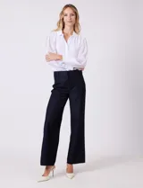 Pantalon de corte wide leg y tiro alto, con cintura estructurada, pasadores para cinturon y cierre frontal con gancho. Presenta bolsillos laterales de ojal y bolsillos traseros simulados.