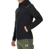 Campera deportiva Under Armour con cierre frontal completo, capucha integrada y detalles reflectantes en los hombros. Presenta un diseño minimalista en color negro con el logo de la marca en el pecho.