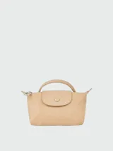 Cartera tipo pouch de la línea Le Pliage de Longchamp, color gris, con diseño minimalista, asa superior corta y cierre de solapa con botón a presión.
