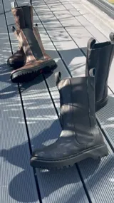 Bota de caña media negra de cuero encerado con elástico italiano en la caña de ambos lados. El fondo es de suela artesanal negra y el interior está forrado en forrería vacuna.