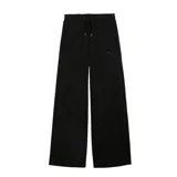 Pantalón de mujer Puma modelo Class Relaxed Wide Leg, color negro, de corte ancho y relajado, con cintura elástica con cordón ajustable y el logo de la marca bordado discretamente en la pierna.