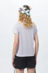 Remera lila de algodón, de manga corta y cuello redondo.