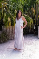 Vestido azul eléctrico de muselina con tirantes finos y escote en V. Corte suelto y largo midi.