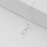 Conjunto de collar con dije en forma de gota entrelazada, elaborado en plata 925 con incrustaciones de circonias brillantes.