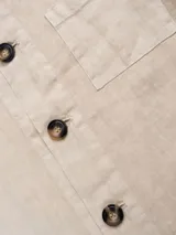 Campera estilo sobrecamisa negra de lino premium, con bolsillos y costuras reforzadas.