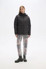 Campera negra de nylon con capucha y cierre frontal.