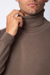 Sweater marrón de hilo con cuello alto tipo polera y mangas largas.