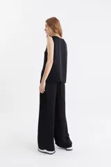 Musculosa de satén con escote redondo, corte holgado y diseño minimalista.