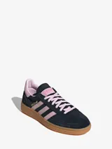 Championes Adidas Handball Spezial, color negro con detalles en rosa y suela de goma color caramelo.