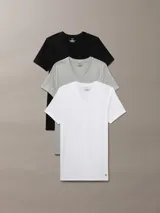 Pack de tres remeras Calvin Klein de algodón, con cuello en V y logo bordado en el dobladillo. Incluye una remera negra, una gris y una blanca.