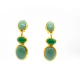 Aros colgantes con tres ágatas verdes de diferentes tonos y tamaños, engarzadas en bronce enchapado en oro. Se ajustan con clip.