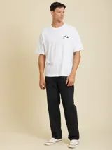 Remera blanca de manga corta con cuello redondo y un pequeño logo estampado en el pecho izquierdo.