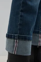 Pantalón jean de tiro medio, corte recto, color azul denim y terminación cropped con dobladillo.