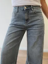 Pantalón de jean wide leg, tiro medio-alto, color celeste con lavado vintage, corte amplio y dobladillo ancho fijo en los tobillos.