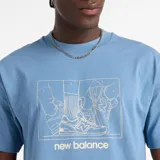 Remera New Balance modelo Athletics Relaxed, de manga corta y corte holgado en color celeste, con diseño gráfico estampado en el pecho y la inscripción "new balance".