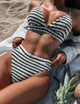 Conjunto de bikini a rayas horizontales blancas y negras, con corpiño triangular con almohadillas removibles y bombacha semivedetina.