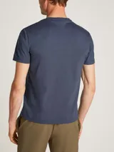 Remera de algodón orgánico con cuello redondo y manga corta. Presenta un diseño minimalista con un pequeño logo de Calvin Klein bordado en el pecho.