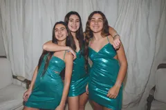 Vestido corto de color verde esmeralda, con escote en pico y breteles finos. Presenta aberturas en los laterales de la cintura y espalda descubierta.