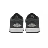 Championes Air Jordan 1 Low SE en color negro, con detalles de textura tipo elephant print en el swoosh y el talón. Presenta una suela blanca contrastante y el logo de Jordan en el talón.