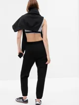 Pantalón deportivo gris melange de corte holgado, con cintura elástica y cordón ajustable.