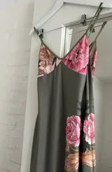 Vestido largo de tirantes finos, color verde con estampado floral en tonos rosados y beige.