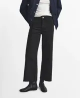 Pantalón de jean negro de corte recto y tiro alto, con diseño de pierna ancha y terminaciones deshilachadas en el ruedo.