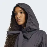 Campera Adidas Ruched Bomber color negro con cierre frontal, capucha con lazo y mangas largas con puños elásticos.