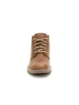 Bota de caña media Cat modelo Colorado, confeccionada en cuero color marrón. Presenta cierre de cordones, cuello acolchado y suela de goma dentada para mayor tracción.