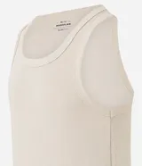 Musculosa masculina de corte regular, confeccionada en tejido acanalado de algodón con elastano. Presenta breteles medianos y diseño básico sin estampa.