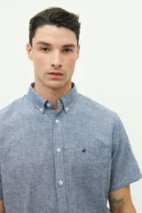 Camisa de manga corta confeccionada en una mezcla de lino y algodón, con cuello clásico, cierre frontal de botones y bolsillo en el pecho con logo bordado.