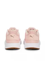 Championes Puma Zora, modelo deportivo para mujer, color rosado con suela blanca y detalles en marrón claro.