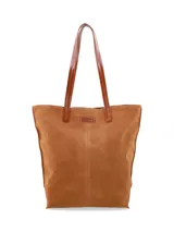 Cartera tote de gamuza color marrón maíz, con asas largas de cuero liso en tono tostado y placa con el logo de la marca en el frente.
