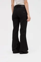 Jean de corte oxford con tiro medio, ajustado en cintura y caderas, con piernas amplias y estructuradas.