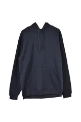 Canguro de felpa color negro, con capucha ajustable mediante cordones, bolsillo frontal tipo canguro y puños y ruedo acanalados.