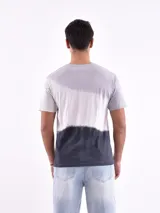 Remera de hombre gris con degradé blanco y negro, corte regular y cuello redondo.