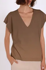 Sweater blanco de tejido de punto, con escote en V y mangas cortas.