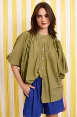 Short azul de lino, de tiro alto, con cintura elastizada y corte holgado.