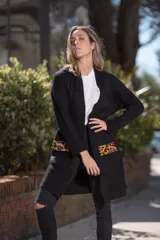 Saco largo negro con cuello mao y bolsillos de cuero con estampado animal print.